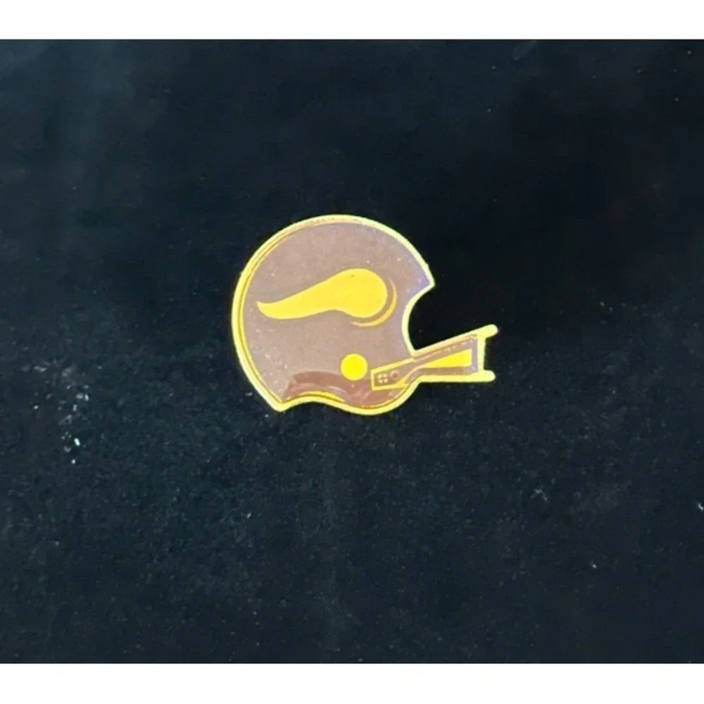Vtg Minnesota Vikings Helmet Horn Logo Enamel Lapel Pin‎ Purple Gold NFL